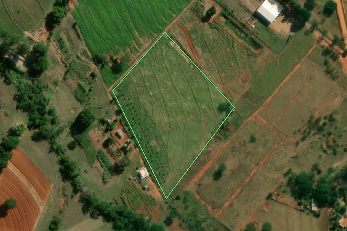 Imagem de satélite do imóvel rural em Álvares Machado (SP), com o contorno declarado no CAR desenhado por cima.