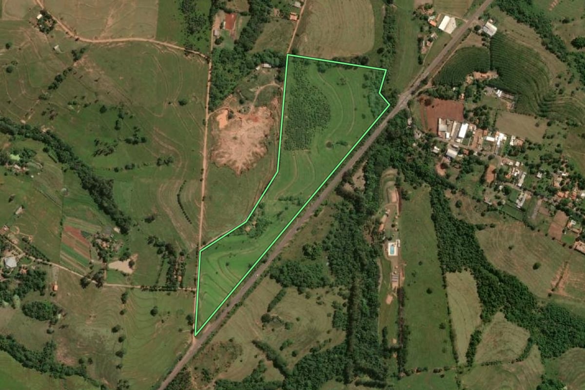 Imagem de satélite do imóvel rural em Álvares Machado (SP), com o contorno declarado no CAR desenhado por cima.