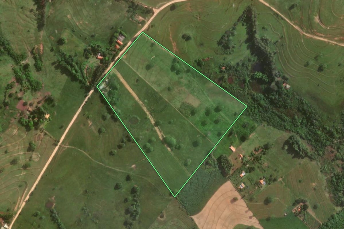 Imagem de satélite do imóvel rural em Álvares Machado (SP), com o contorno declarado no CAR desenhado por cima.