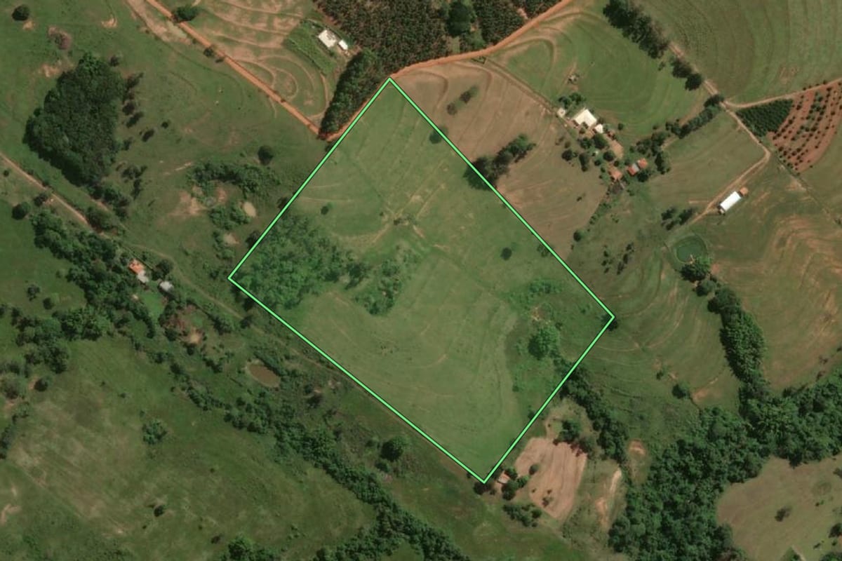 Imagem de satélite do imóvel rural em Álvares Machado (SP), com o contorno declarado no CAR desenhado por cima.