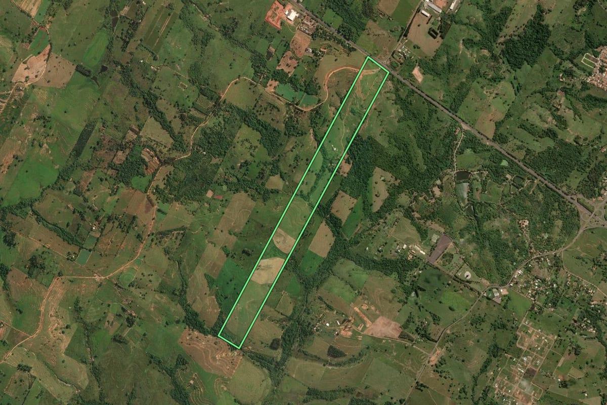 Imagem de satélite do imóvel rural em Álvares Machado (SP), com o contorno declarado no CAR desenhado por cima.