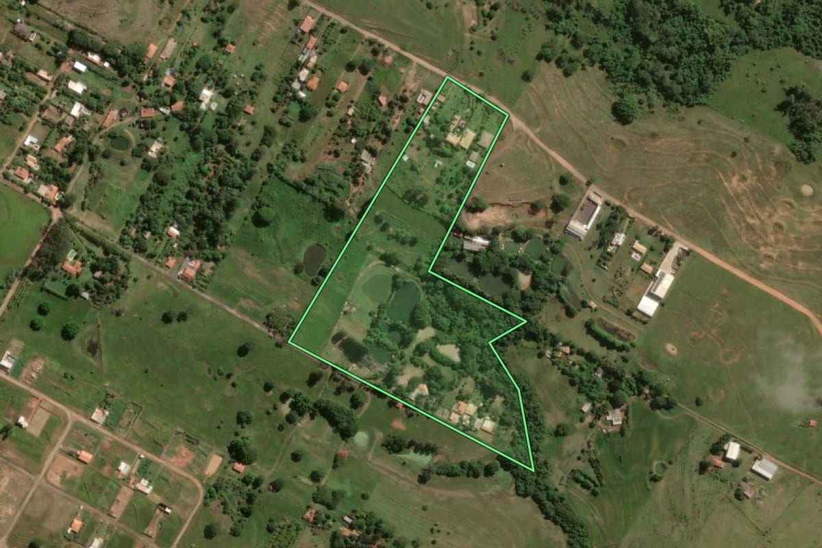 Imagem de satélite do imóvel rural em Álvares Machado (SP), com o contorno declarado no CAR desenhado por cima.