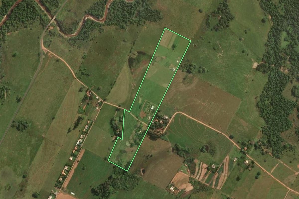Imagem de satélite do imóvel rural em Álvares Machado (SP), com o contorno declarado no CAR desenhado por cima.