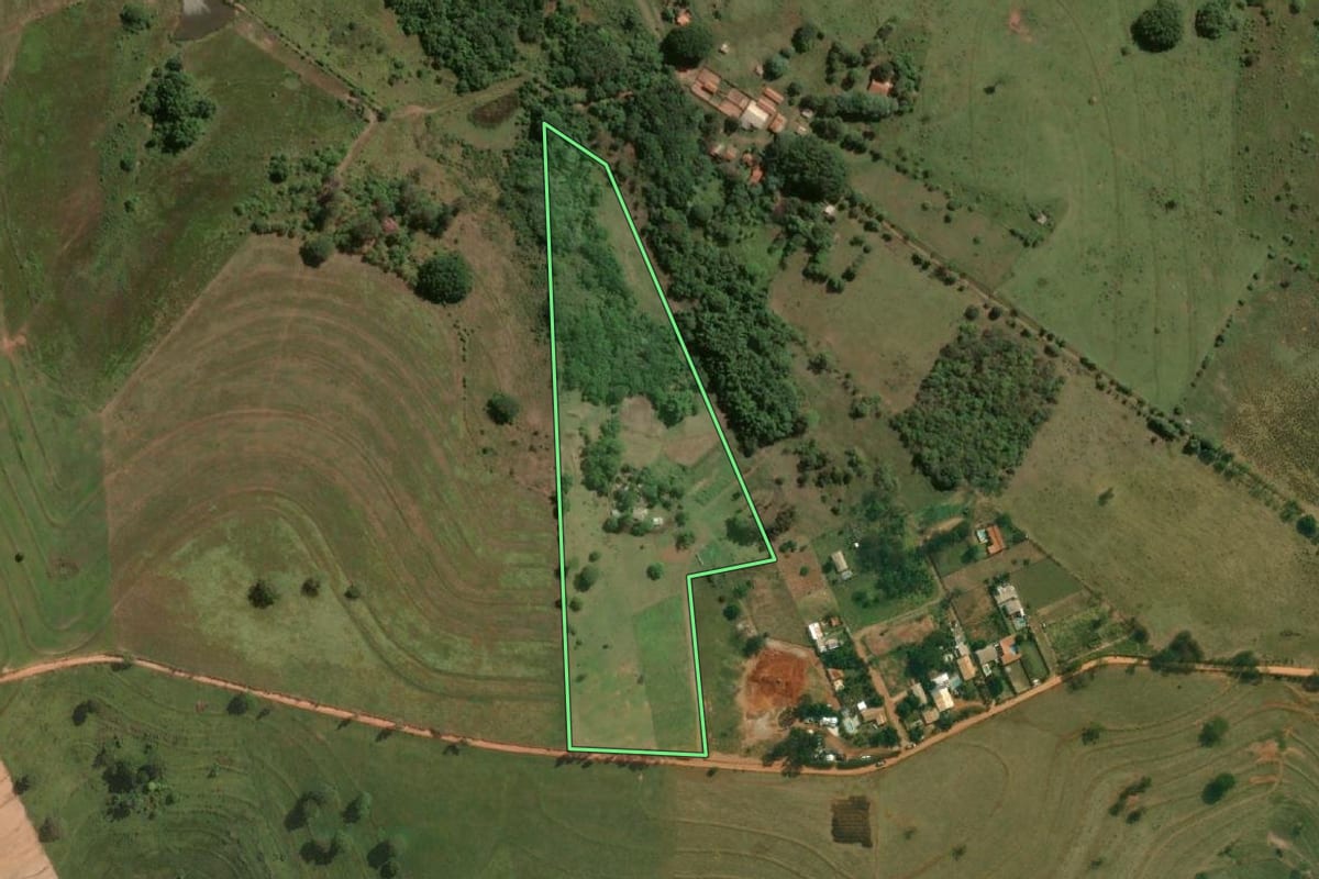 Imagem de satélite do imóvel rural em Álvares Machado (SP), com o contorno declarado no CAR desenhado por cima.