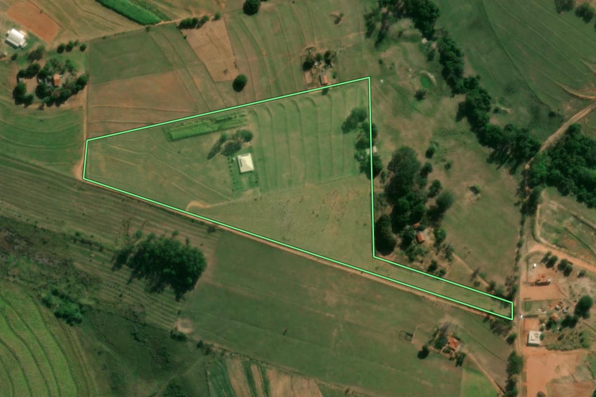 Imagem de satélite do imóvel rural em Álvares Machado (SP), com o contorno declarado no CAR desenhado por cima.