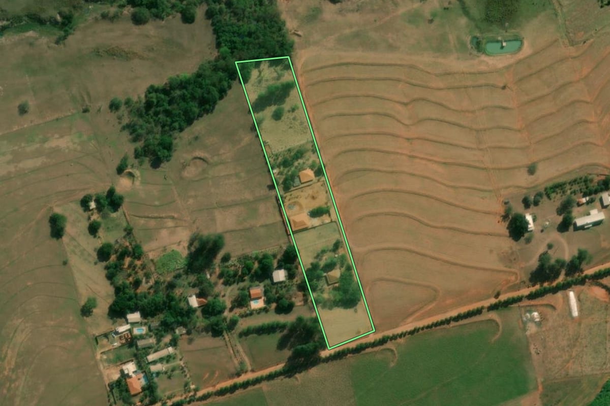 Imagem de satélite do imóvel rural em Álvares Machado (SP), com o contorno declarado no CAR desenhado por cima.