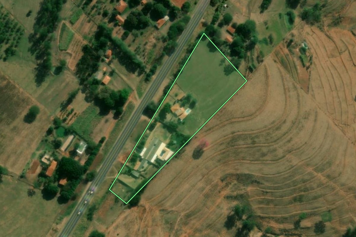 Imagem de satélite do imóvel rural em Álvares Machado (SP), com o contorno declarado no CAR desenhado por cima.