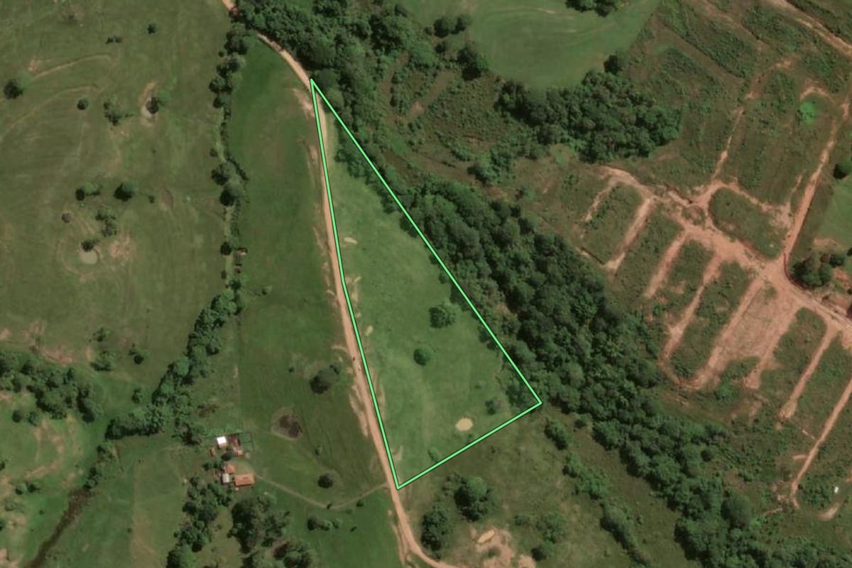 Imagem de satélite do imóvel rural em Álvares Machado (SP), com o contorno declarado no CAR desenhado por cima.