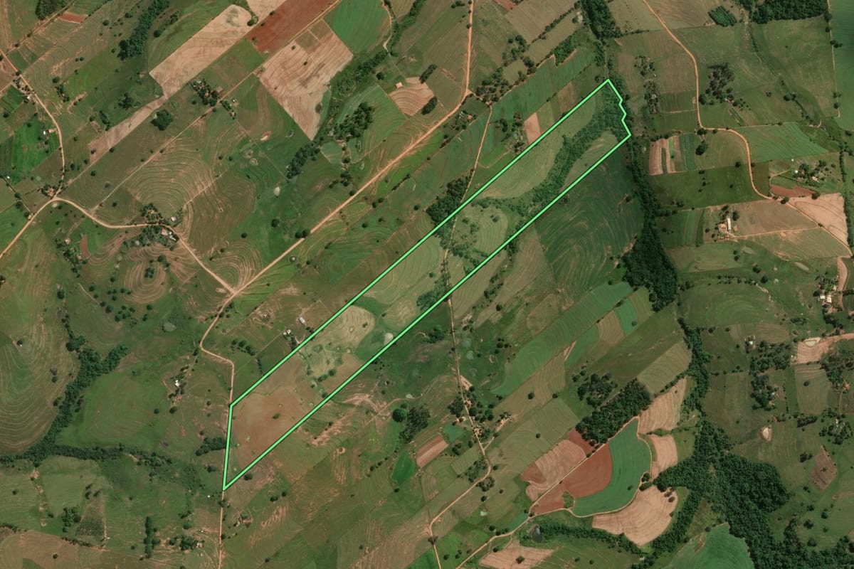 Imagem de satélite do imóvel rural em Álvares Machado (SP), com o contorno declarado no CAR desenhado por cima.