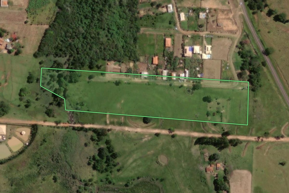 Imagem de satélite do imóvel rural em Álvares Machado (SP), com o contorno declarado no CAR desenhado por cima.