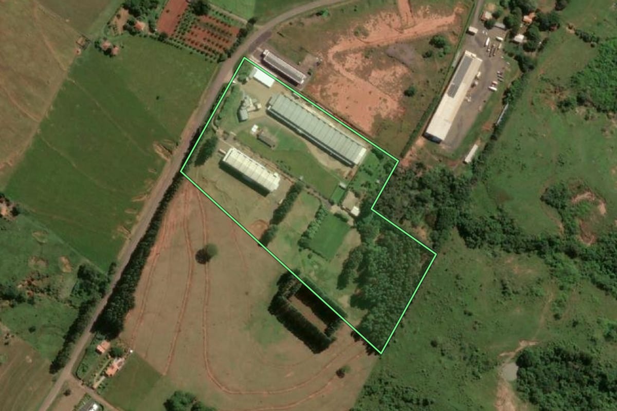 Imagem de satélite do imóvel rural em Álvares Machado (SP), com o contorno declarado no CAR desenhado por cima.