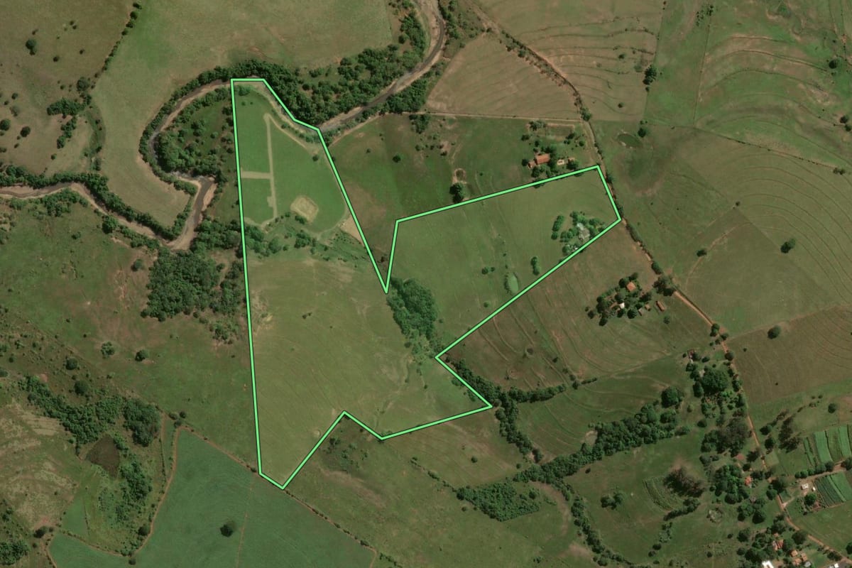 Imagem de satélite do imóvel rural em Álvares Machado (SP), com o contorno declarado no CAR desenhado por cima.
