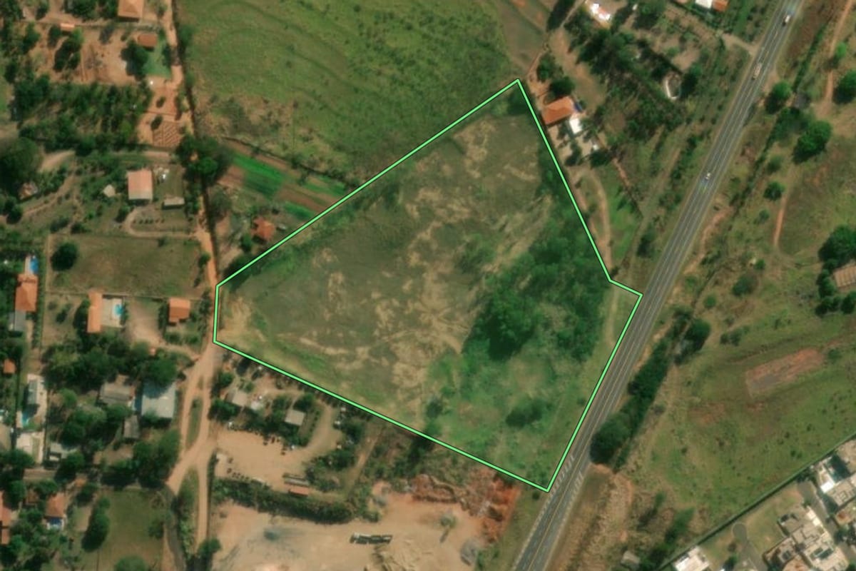 Imagem de satélite do imóvel rural em Álvares Machado (SP), com o contorno declarado no CAR desenhado por cima.