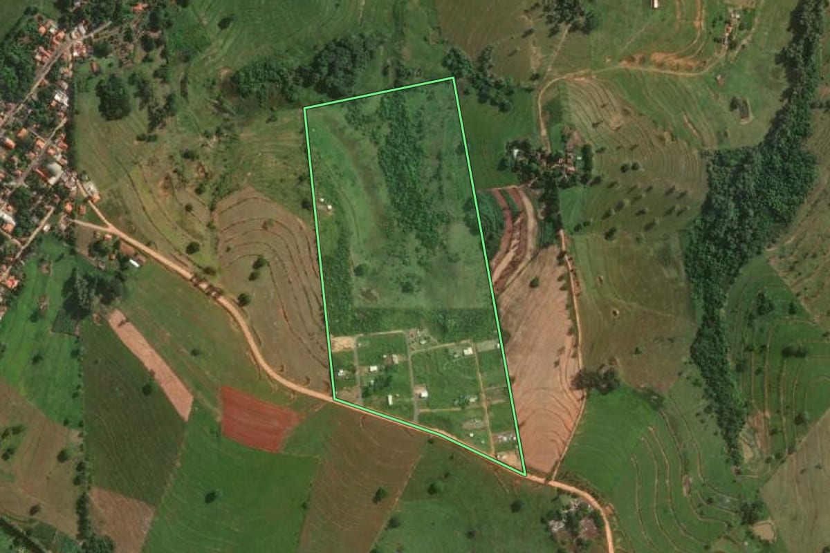 Imagem de satélite do imóvel rural em Álvares Machado (SP), com o contorno declarado no CAR desenhado por cima.