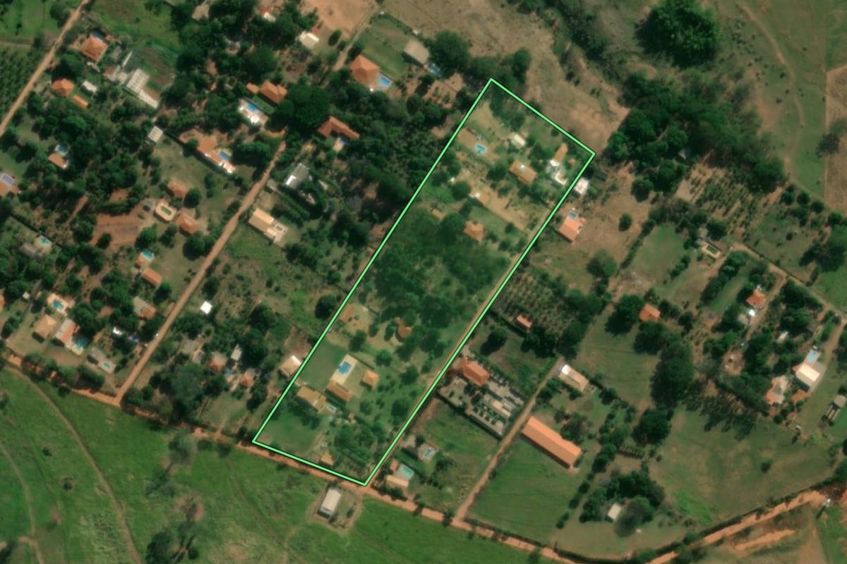 Imagem de satélite do imóvel rural em Álvares Machado (SP), com o contorno declarado no CAR desenhado por cima.