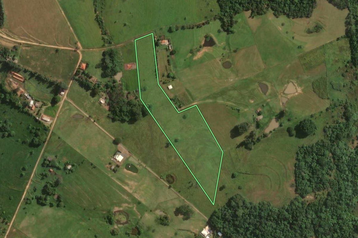 Imagem de satélite do imóvel rural em Álvares Machado (SP), com o contorno declarado no CAR desenhado por cima.