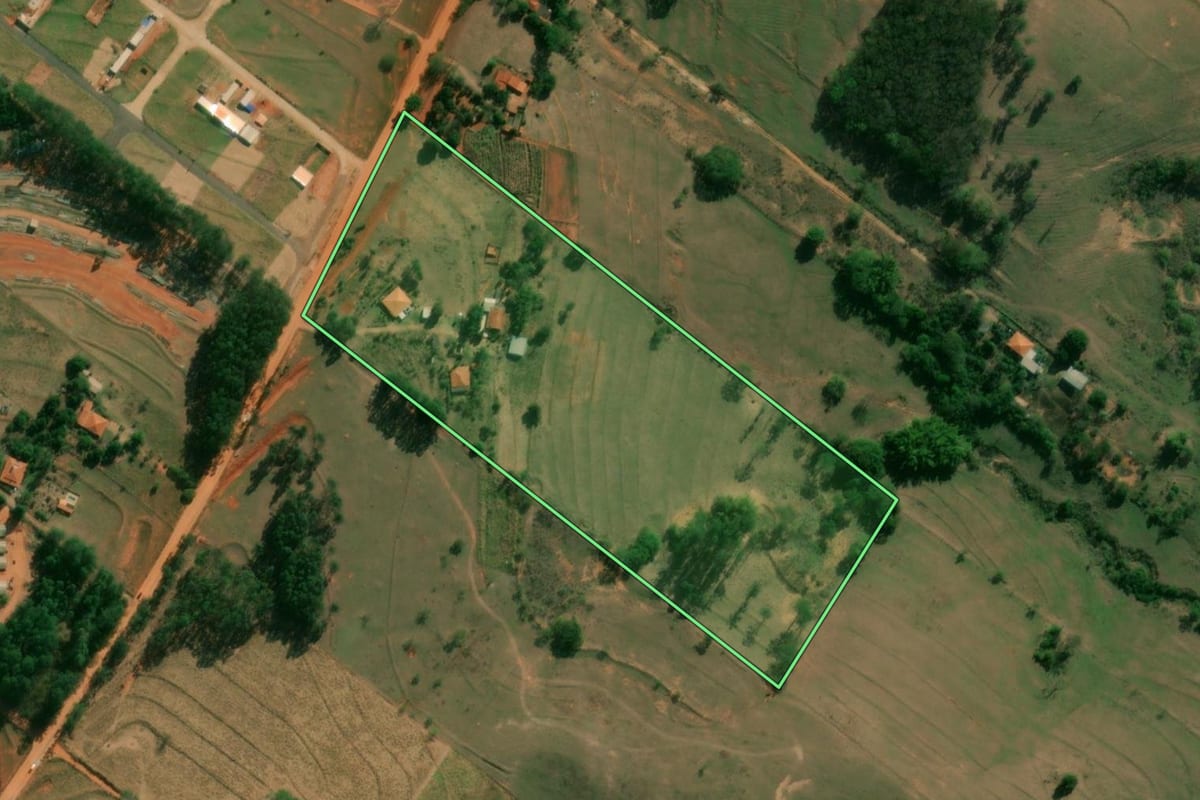 Imagem de satélite do imóvel rural em Álvares Machado (SP), com o contorno declarado no CAR desenhado por cima.