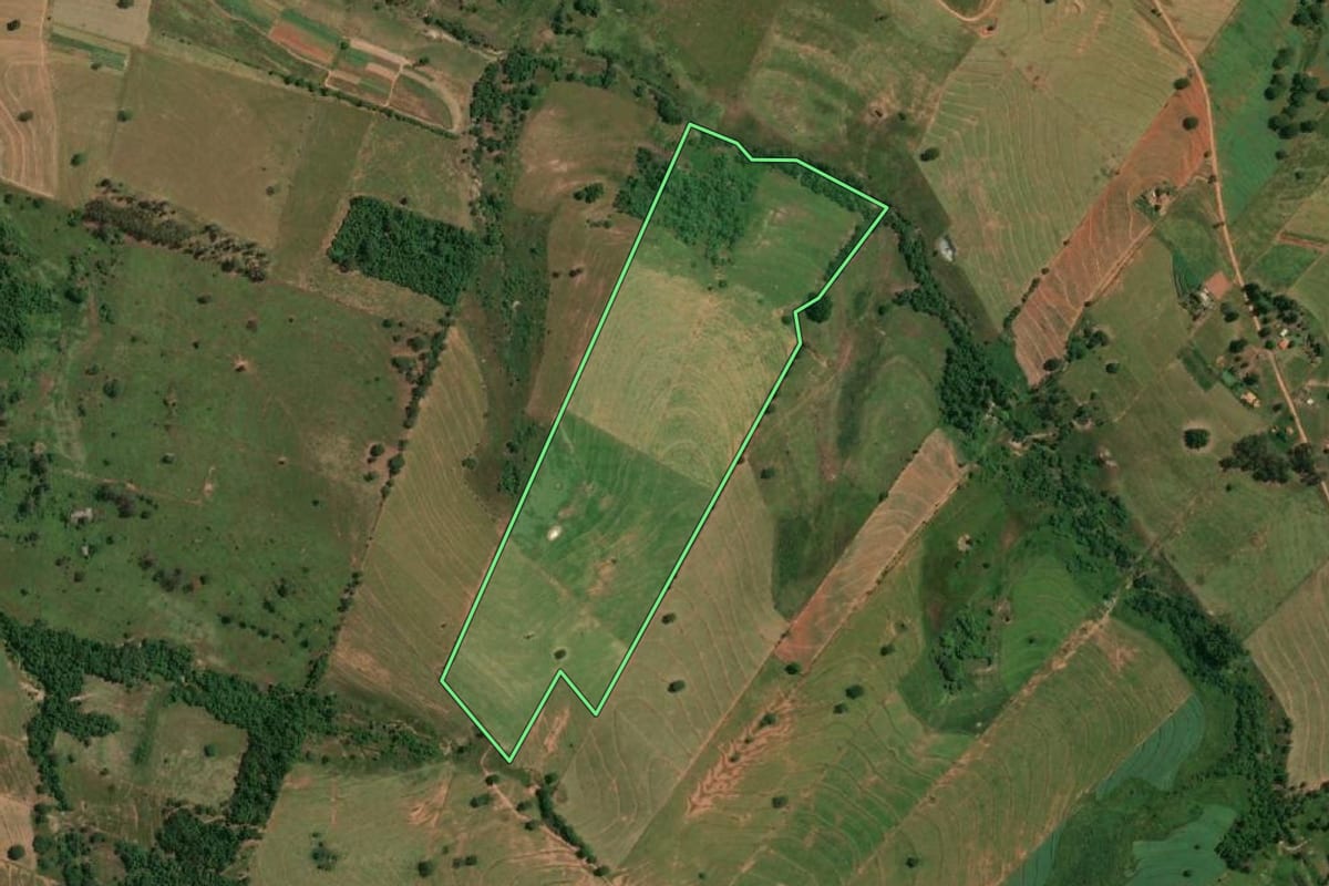 Imagem de satélite do imóvel rural em Álvares Machado (SP), com o contorno declarado no CAR desenhado por cima.