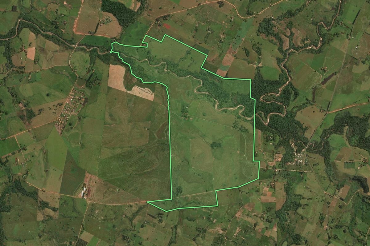 Imagem de satélite do imóvel rural em Álvares Machado (SP), com o contorno declarado no CAR desenhado por cima.