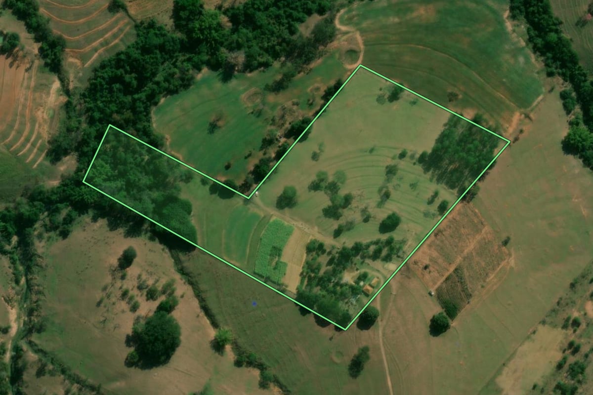 Imagem de satélite do imóvel rural em Álvares Machado (SP), com o contorno declarado no CAR desenhado por cima.
