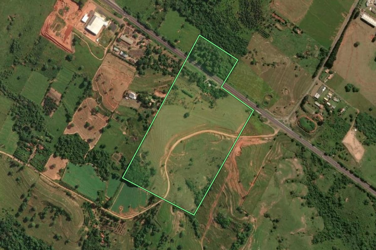 Imagem de satélite do imóvel rural em Álvares Machado (SP), com o contorno declarado no CAR desenhado por cima.