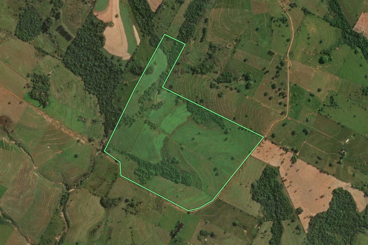 Imagem de satélite do imóvel rural em Álvares Machado (SP), com o contorno declarado no CAR desenhado por cima.