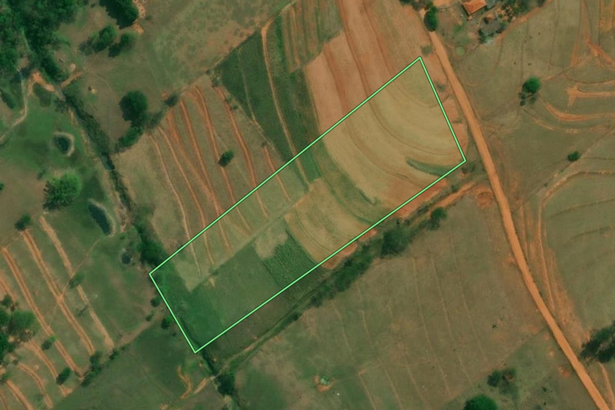 Imagem de satélite do imóvel rural em Álvares Machado (SP), com o contorno declarado no CAR desenhado por cima.