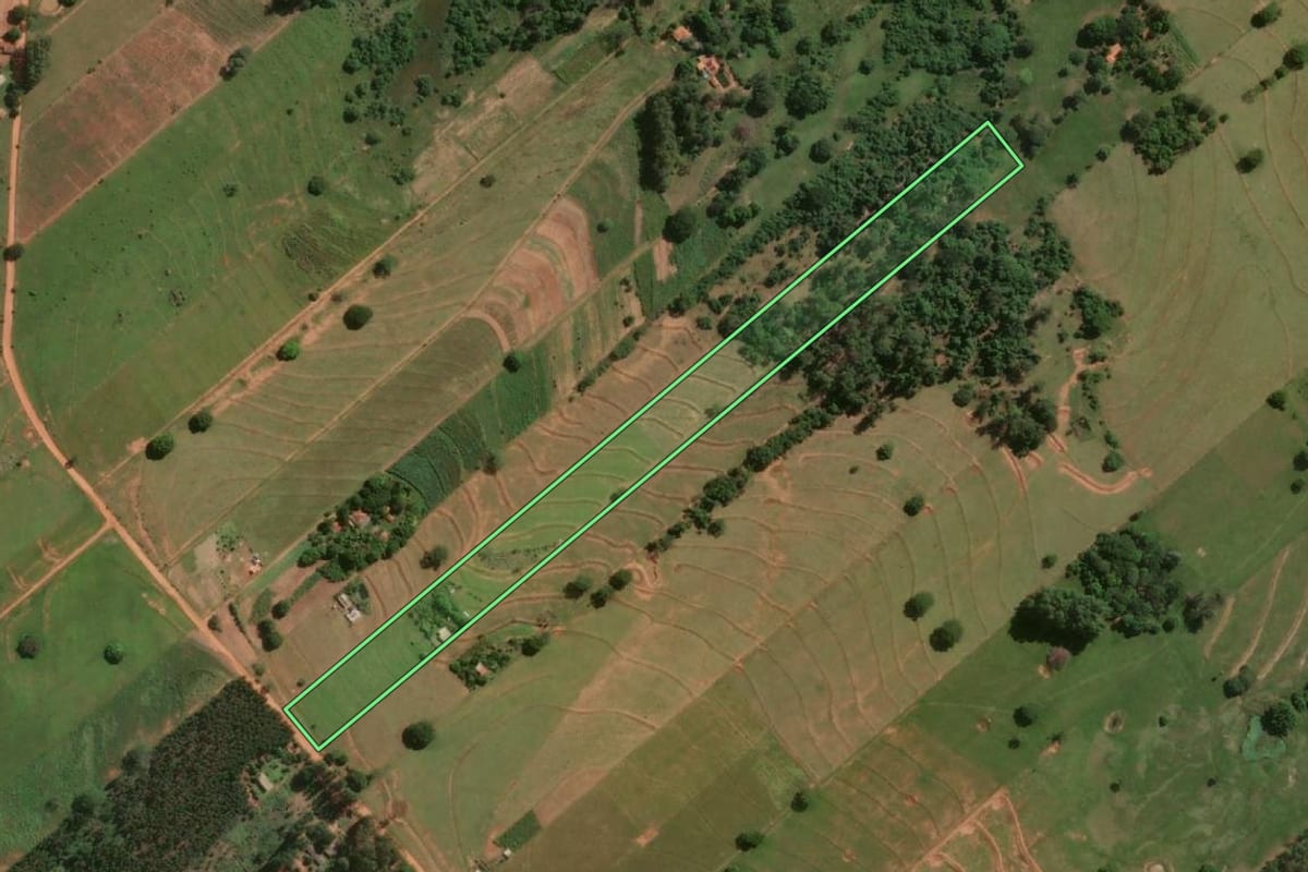 Imagem de satélite do imóvel rural em Álvares Machado (SP), com o contorno declarado no CAR desenhado por cima.