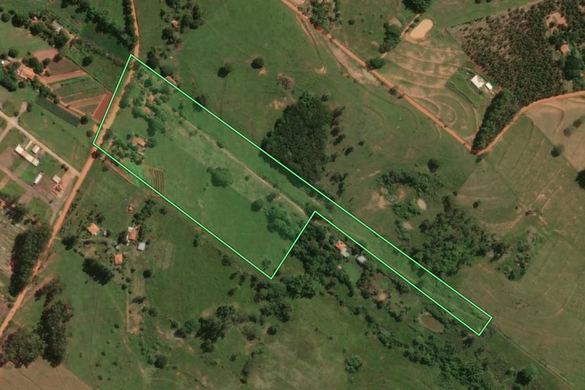 Imagem de satélite do imóvel rural em Álvares Machado (SP), com o contorno declarado no CAR desenhado por cima.