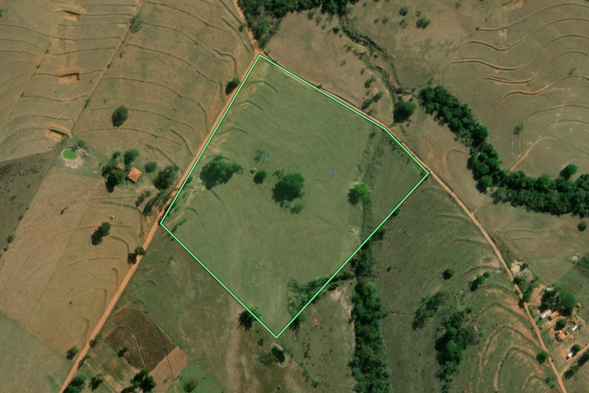 Imagem de satélite do imóvel rural em Álvares Machado (SP), com o contorno declarado no CAR desenhado por cima.
