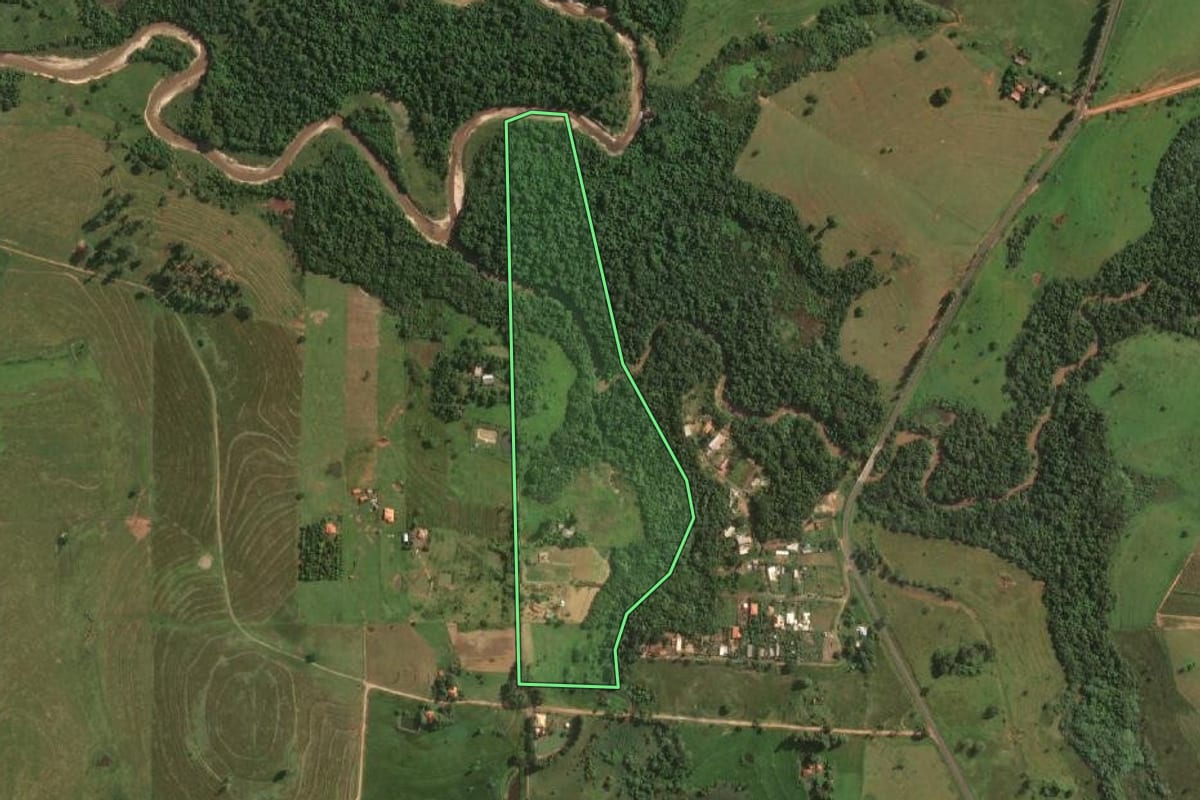 Imagem de satélite do imóvel rural em Álvares Machado (SP), com o contorno declarado no CAR desenhado por cima.