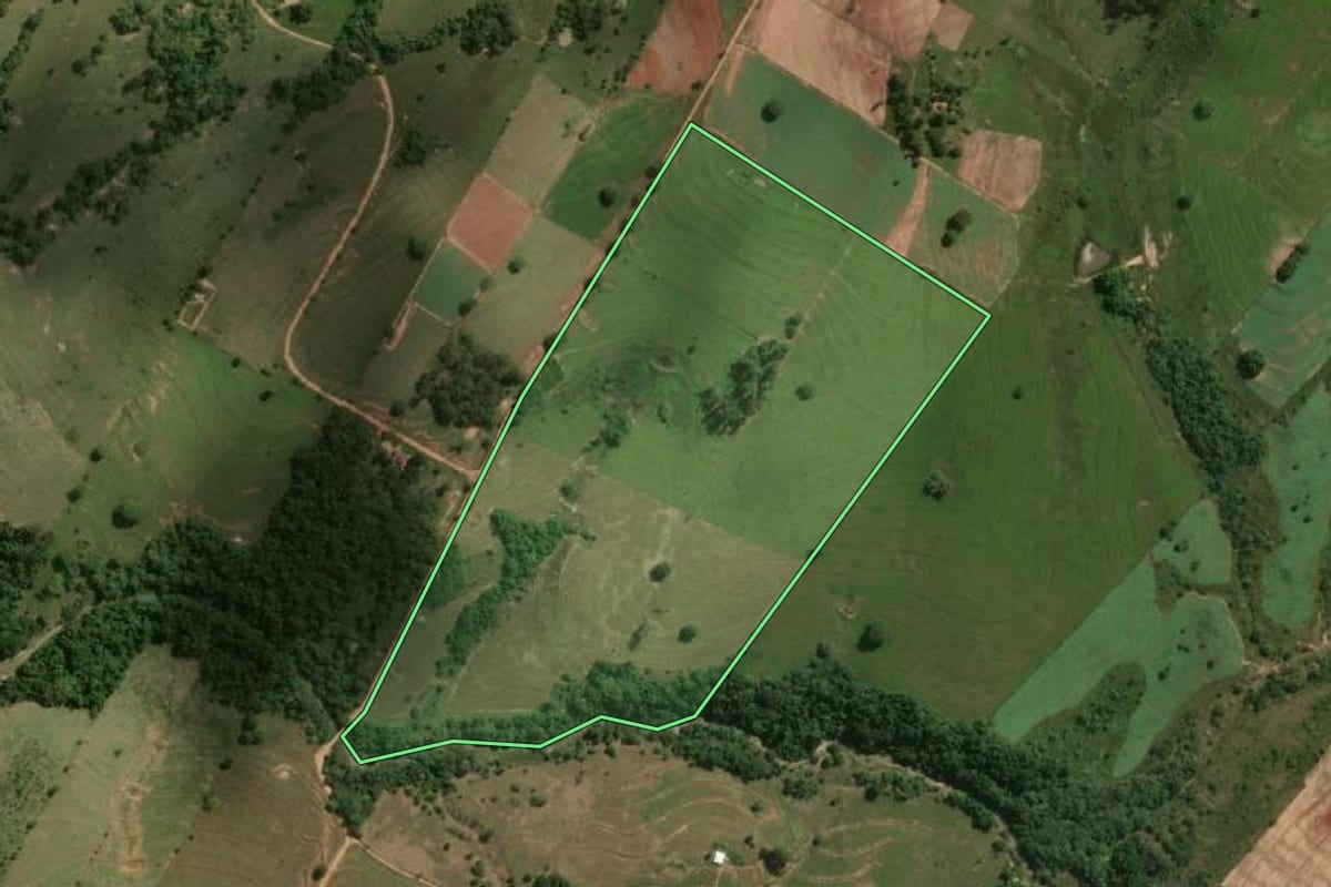 Imagem de satélite do imóvel rural em Álvares Machado (SP), com o contorno declarado no CAR desenhado por cima.