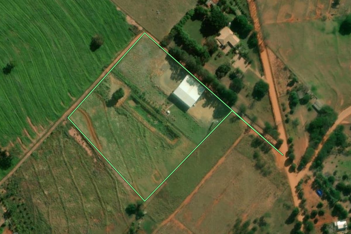 Imagem de satélite do imóvel rural em Álvares Machado (SP), com o contorno declarado no CAR desenhado por cima.