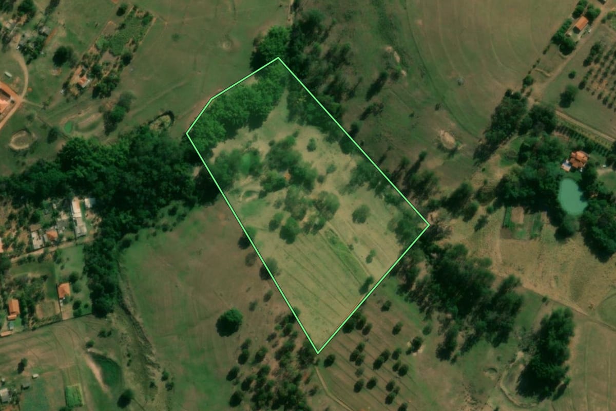 Imagem de satélite do imóvel rural em Álvares Machado (SP), com o contorno declarado no CAR desenhado por cima.