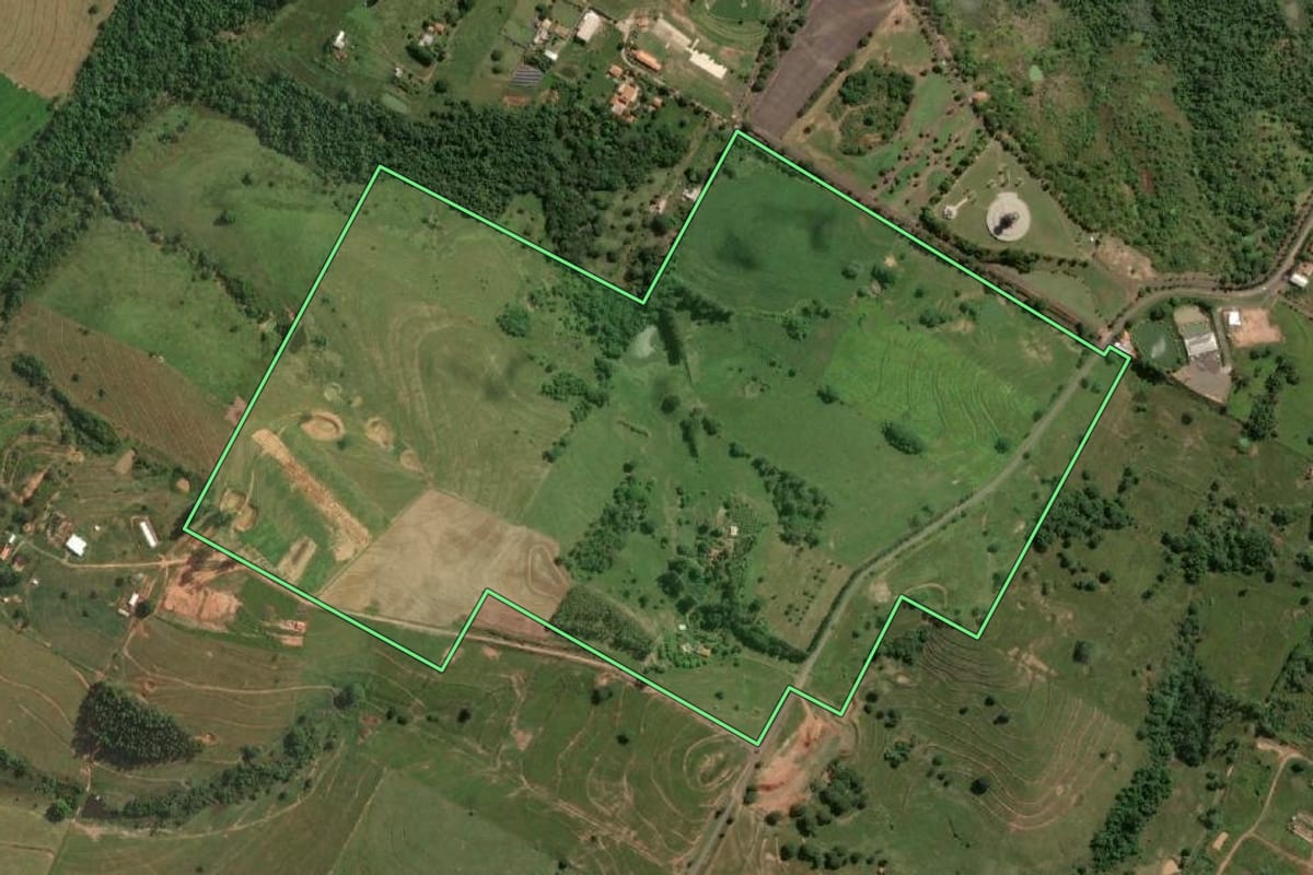 Imagem de satélite do imóvel rural em Álvares Machado (SP), com o contorno declarado no CAR desenhado por cima.