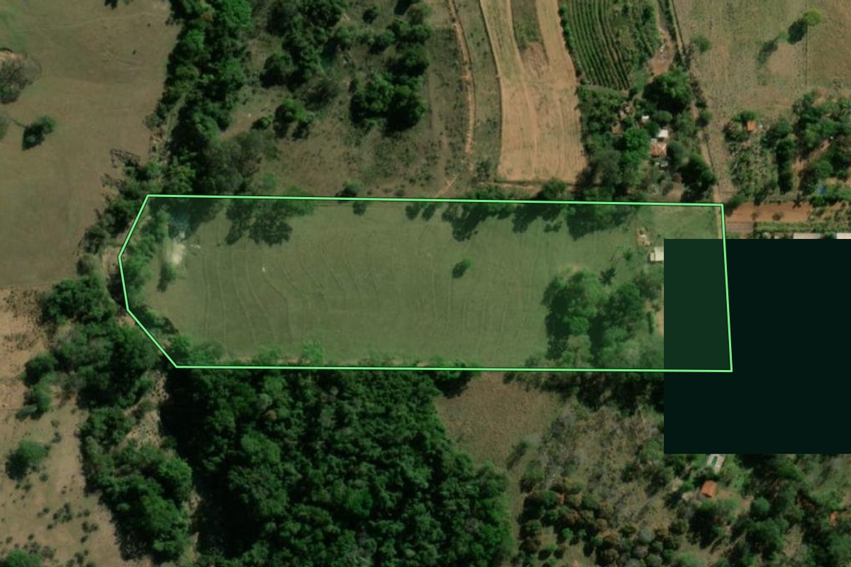 Imagem de satélite do imóvel rural em Álvares Machado (SP), com o contorno declarado no CAR desenhado por cima.