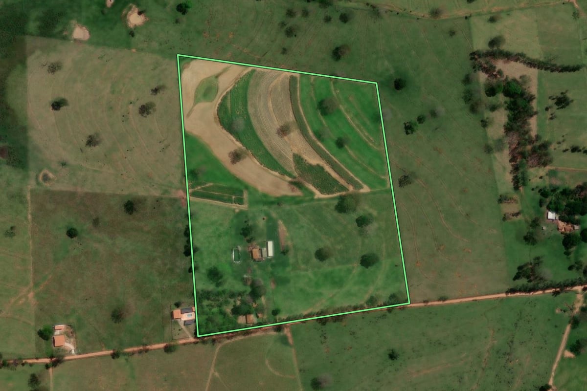 Imagem de satélite do imóvel rural em Álvares Machado (SP), com o contorno declarado no CAR desenhado por cima.