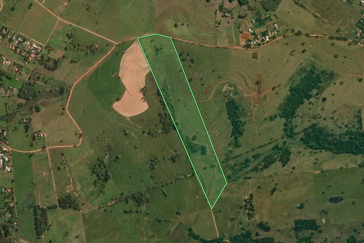 Imagem de satélite do imóvel rural em Álvares Machado (SP), com o contorno declarado no CAR desenhado por cima.