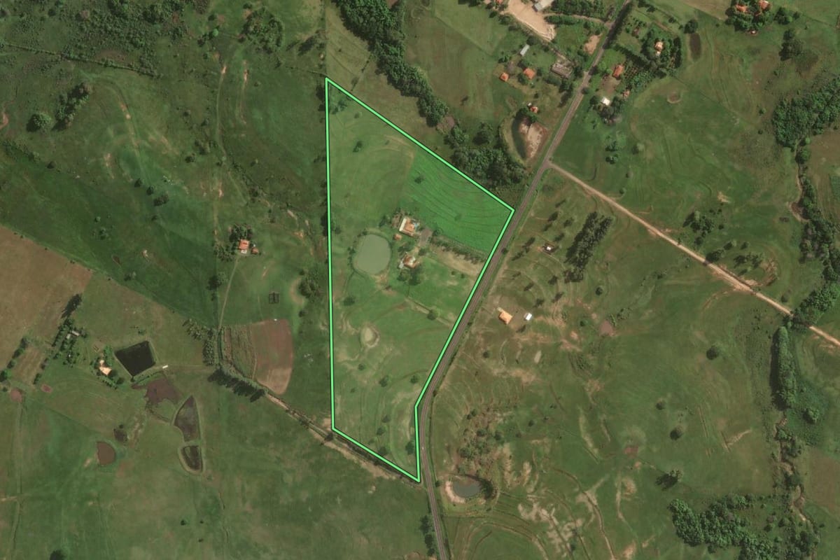Imagem de satélite do imóvel rural em Álvares Machado (SP), com o contorno declarado no CAR desenhado por cima.