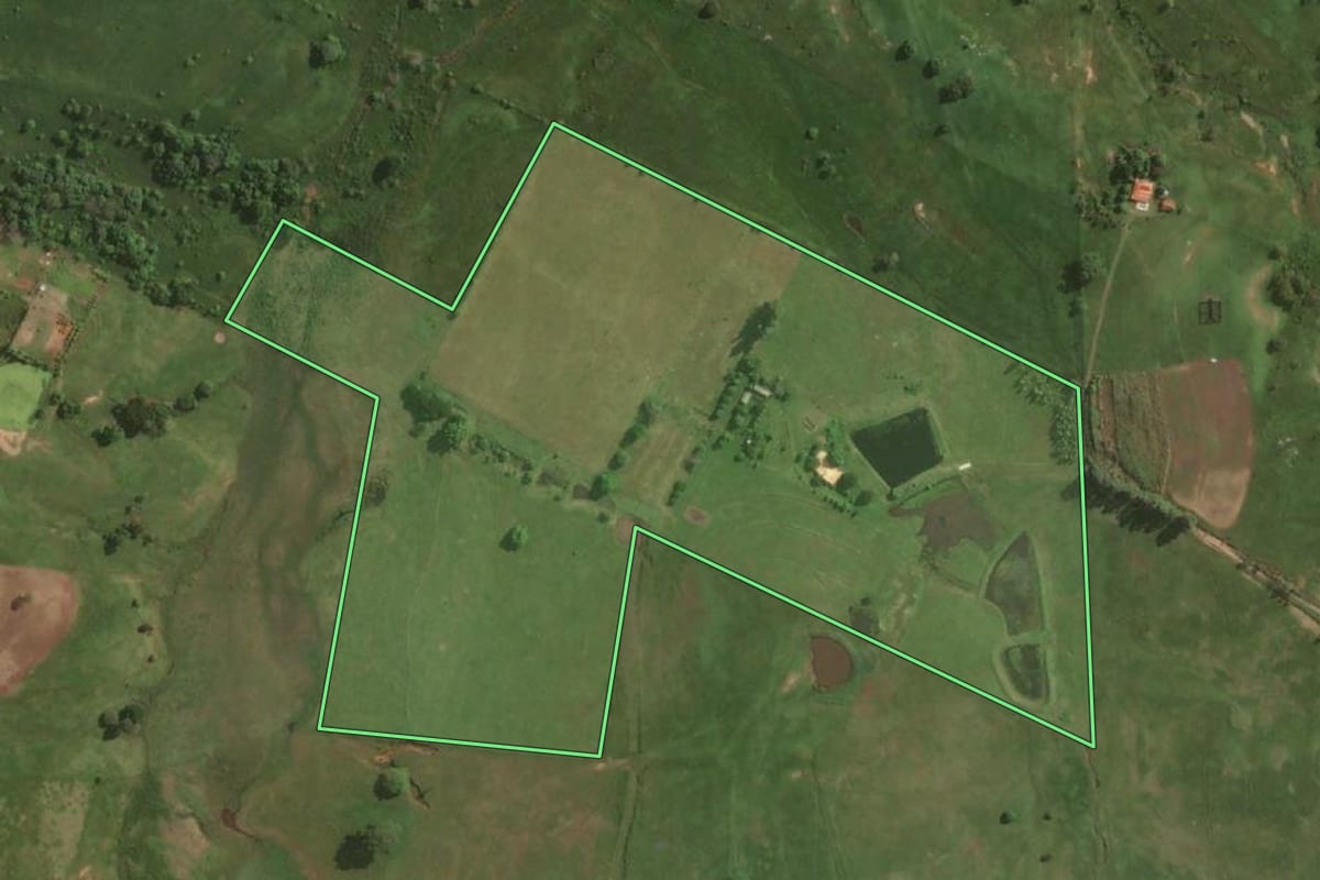 Imagem de satélite do imóvel rural em Álvares Machado (SP), com o contorno declarado no CAR desenhado por cima.