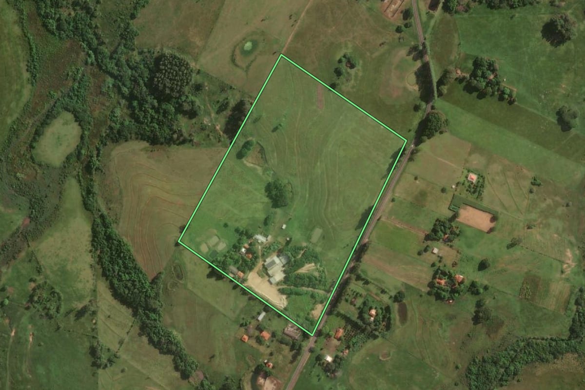 Imagem de satélite do imóvel rural em Álvares Machado (SP), com o contorno declarado no CAR desenhado por cima.