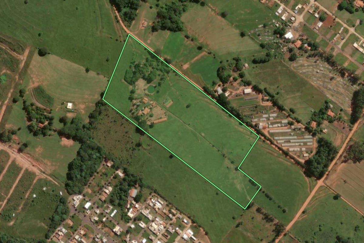 Imagem de satélite do imóvel rural em Álvares Machado (SP), com o contorno declarado no CAR desenhado por cima.