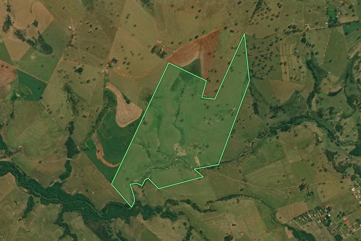 Imagem de satélite do imóvel rural em Álvares Machado (SP), com o contorno declarado no CAR desenhado por cima.