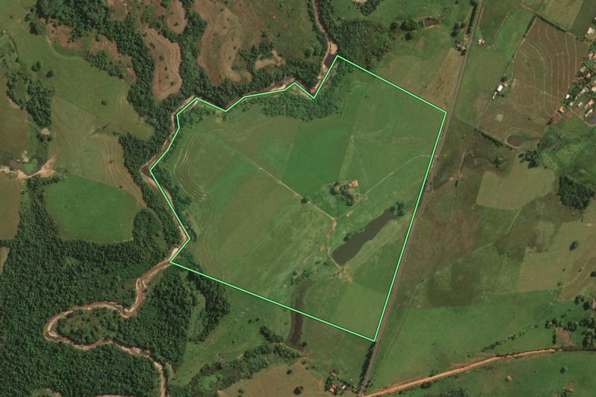 Imagem de satélite do imóvel rural em Álvares Machado (SP), com o contorno declarado no CAR desenhado por cima.