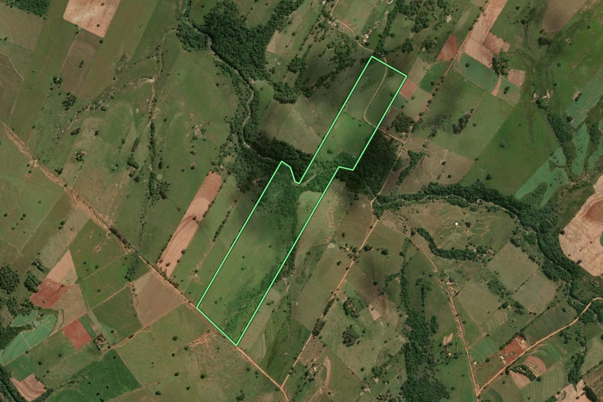 Imagem de satélite do imóvel rural em Álvares Machado (SP), com o contorno declarado no CAR desenhado por cima.