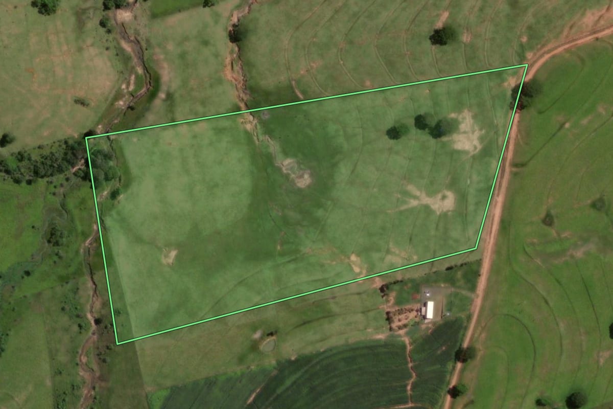 Imagem de satélite do imóvel rural em Álvares Machado (SP), com o contorno declarado no CAR desenhado por cima.