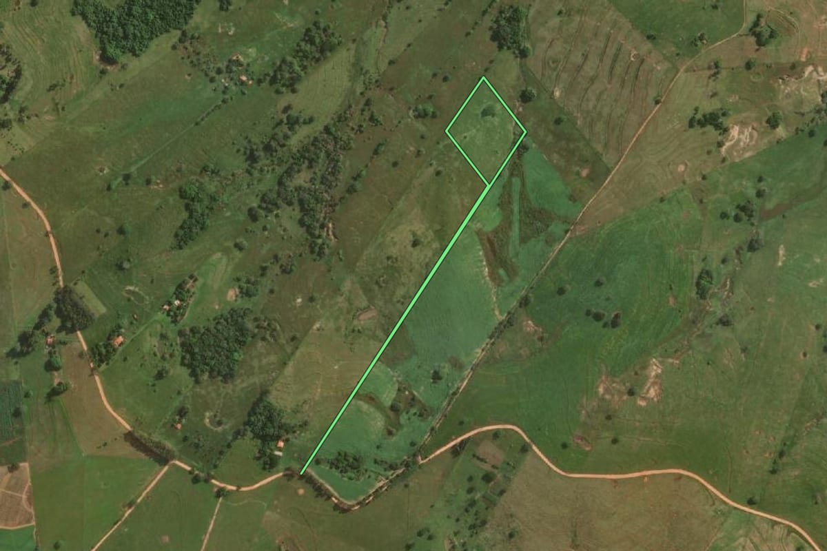 Imagem de satélite do imóvel rural em Álvares Machado (SP), com o contorno declarado no CAR desenhado por cima.
