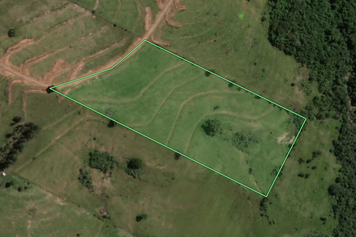 Imagem de satélite do imóvel rural em Álvares Machado (SP), com o contorno declarado no CAR desenhado por cima.
