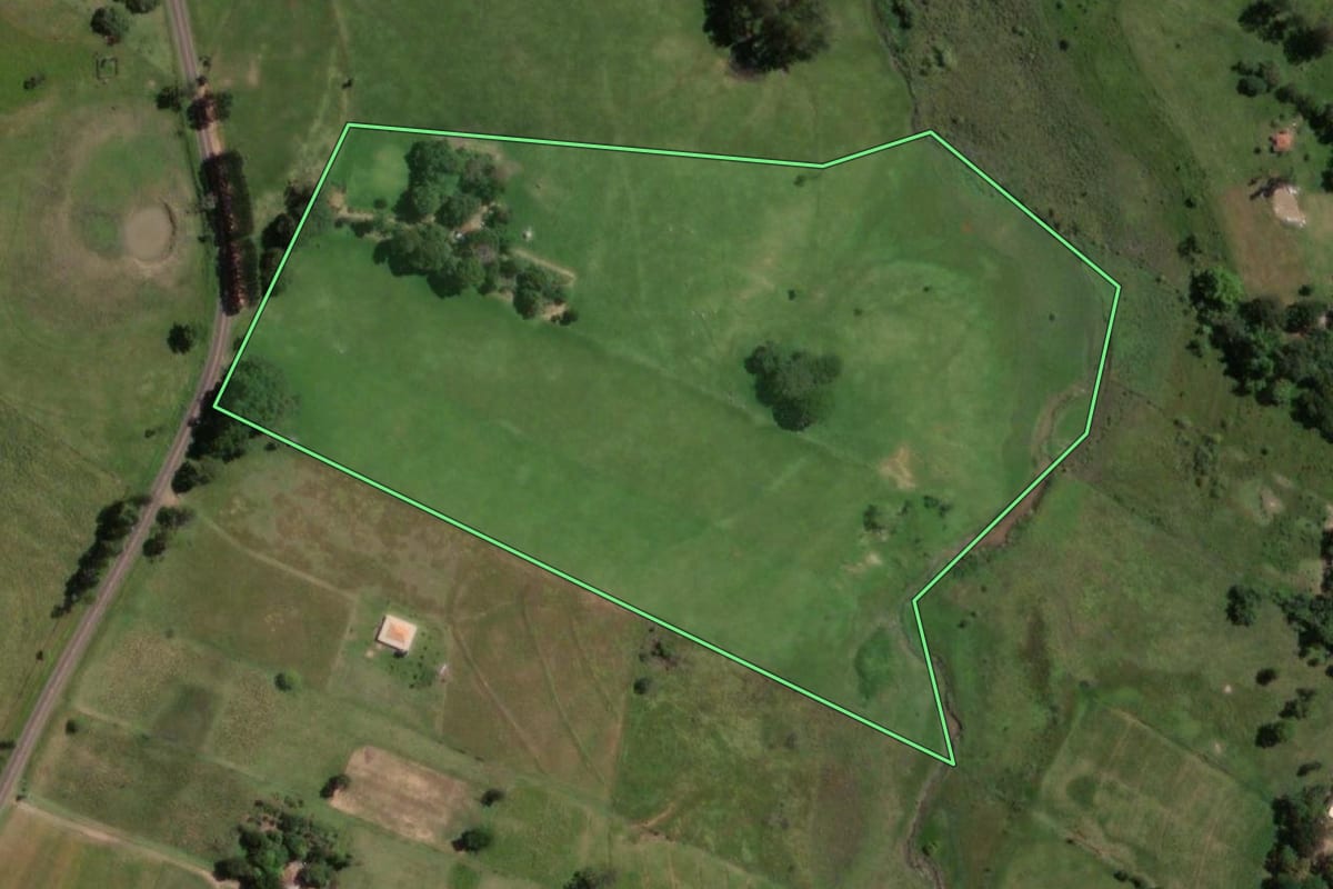 Imagem de satélite do imóvel rural em Álvares Machado (SP), com o contorno declarado no CAR desenhado por cima.