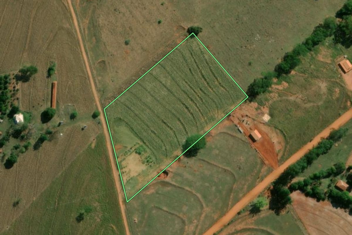 Imagem de satélite do imóvel rural em Álvares Machado (SP), com o contorno declarado no CAR desenhado por cima.
